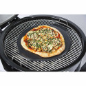 Cuisson d'une pizza sur la pierre de cuisson installée sur un barbecue charbon Weber