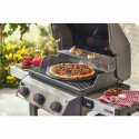 Cuisson d'une pizza sur la pierre de cuisson ø46 cm posée sur un barbecue gaz Weber