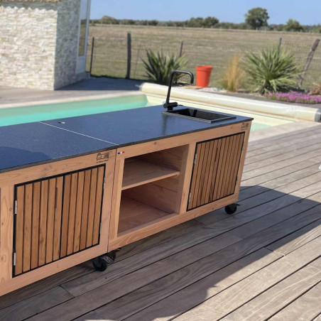 Cuisine d'été Lulu La Nantaise XS Tontons Grilleurs avec évier à côté d'une piscine