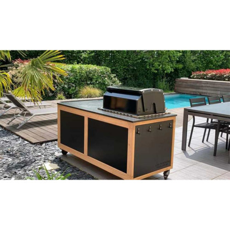 Vue arrière de la cuisine extérieure Lulu La Nantaise XS Tontons Grilleurs avec barbecue gaz Regal 420 Broil King