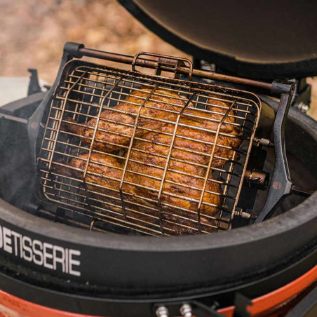 Cuisson d'un poulet en crapaudine dans le panier JoeTisserie depuis un barbecue Kamado Joe