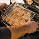 Installation des ailes de poulets dans le panier JoeTisserie Kamado Joe