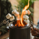 Chamallows grillés sur le brasero de table Mesa XL Ash Solo Stove