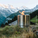 Brasero Bonfire 2.0 Inox Solo Stove posé sur un terrain d'herbe dans les montagnes