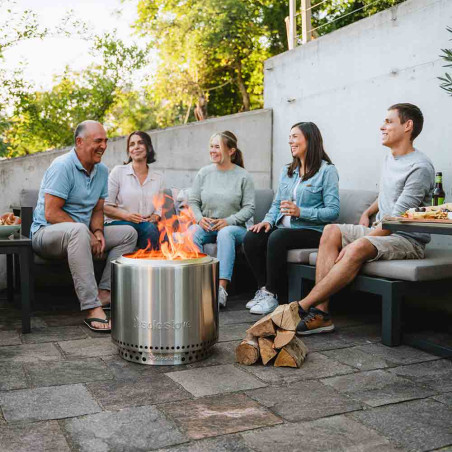 Famille autour du brasero Bonfire 2.0 Inox Solo Stove