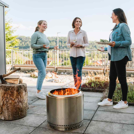 Brasero Bonfire 2.0 Inox Solo Stove sur une terrasse de balcon