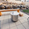 Couvercle de protection en inox posé sur le brasero Bonfire Solo Stove sur une terrasse