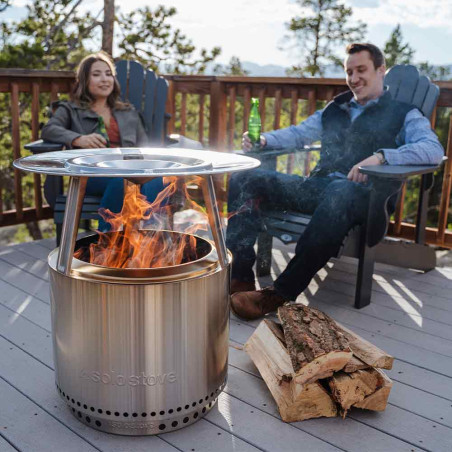 Couple autour d'un brasero Bonfire Solo Stove équipé du déflecteur de chaleur