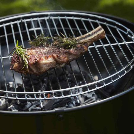 Zoom sur la grille de cuisson du barbecue charbon Edson Black Barbecook