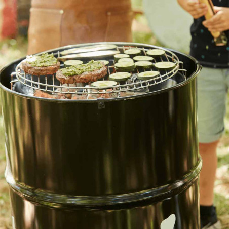 Cuisson d'aliments sur le barbecue charbon Edson Black Barbecook