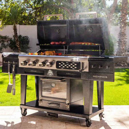 Barbecue Memphis Ultimate 2.0 Pit Boss dans un jardin