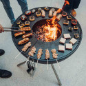 Cuisson d'aliments sur le brasero Bowl 70 avec trépied et plancha Höfats