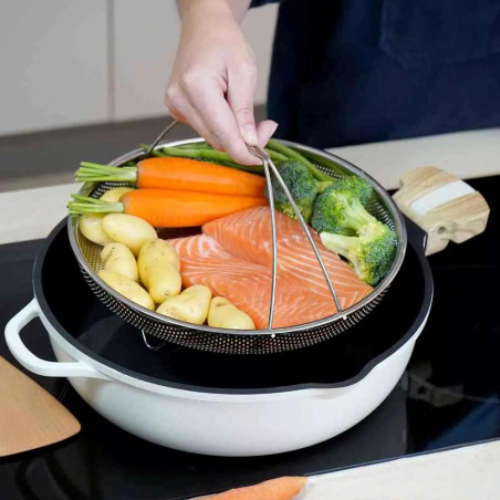 Cuisson d'aliments dans le panier vapeur de la poêle La Fabuleuse Meringue Cookut