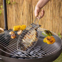 Cuisson de poisson au barbecue charbon avec le porte-poisson Esschert