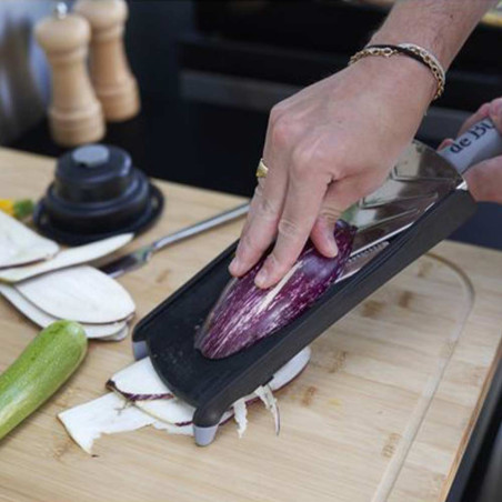 Découpe de légumes sur la planche à découper en bambou Le Marquier