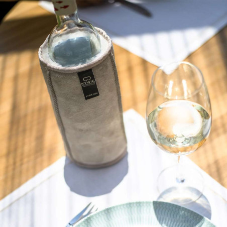 Verre de vin blanc et refroidisseur de bouteille de vin en suède Beige Kywie sur une table