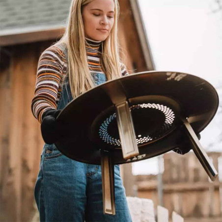 Femme portant le déflecteur de chaleur pour le brasero Yukon Solo Stove