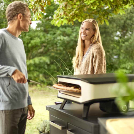 Retrait d'une pizza du four à pizza électrique 17" Cozze