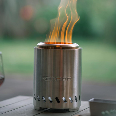 Zoom sur les flammes produites par le brasero en inox Volcano Medium RedFire