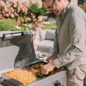 Cuisson d'aliments sur la plancha électrique Kombi Krampouz sur chariot en inox