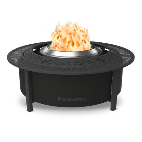 Table surround Large Solo Stove avec brasero Yukon allumé