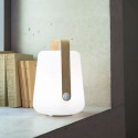 Lampe Balad Bamboo H25 Fermob sur un rebord de fenêtre, à côté de livres