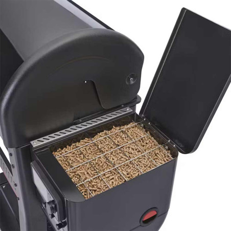 Pellets insérés dans la trémie du barbecue Searwood 600 Weber