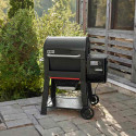 Barbecue pellets Weber Searwood 600 sur une terrasse