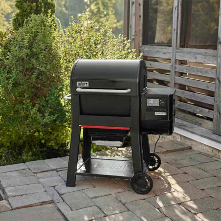 Barbecue pellets Weber Searwood 600 sur une terrasse