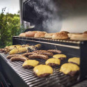 Cuisson de burgers sur la grille de cuisson en inox du barbecue pellets Searwood 600 XL Weber