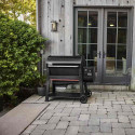 Barbecue pellets Searwood 600 XL Weber sur une terrasse