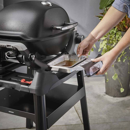 Retrait du bac à graisses du barbecue gaz Q1200 N noir sur stand Weber