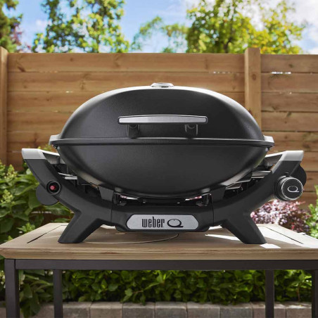 Barbecue gaz Q 2100 N noir Weber sur une table extérieure