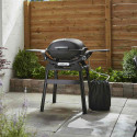 Barbecue gaz Q 2200 N noir sur stand Weber exposé sur une terrasse