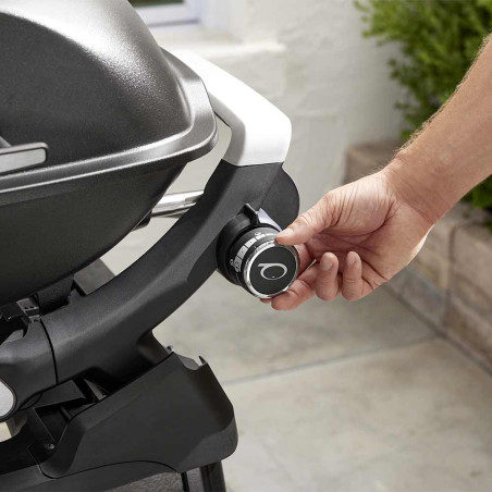 Zoom sur le bouton de contrôle de la température du barbecue gaz Q 2200 N noir sur stand Weber