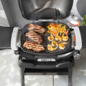 Cuisson d'aliments sur la demi plancha pour barbecue gaz Q 1000 N Weber