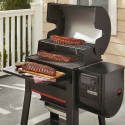 Viande posée sur la tablette avant rabattable du barbecue pellets Searwood 600 Weber