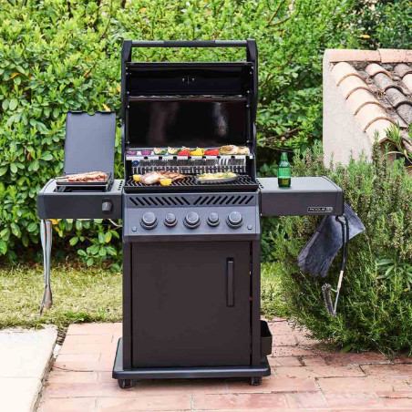 Cuisson d'aliments sur le barbecue gaz Rogue PRO-S 425 RSIB Phantom Napoléon