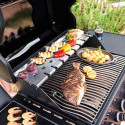 Zoom sur la surface de cuisson en inox du barbecue gaz Rogue PRO-S 425 RSIB Phantom Napoléon