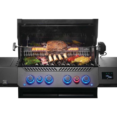 Cuisson aliments sur le barbecue gaz connecté Prestige 500 Phantom Napoléon