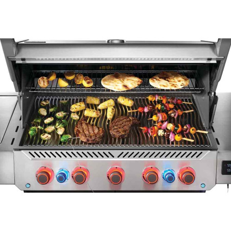 Cuisson d'aliments sur le  barbecue gaz connecté Prestige 665 Napoléon