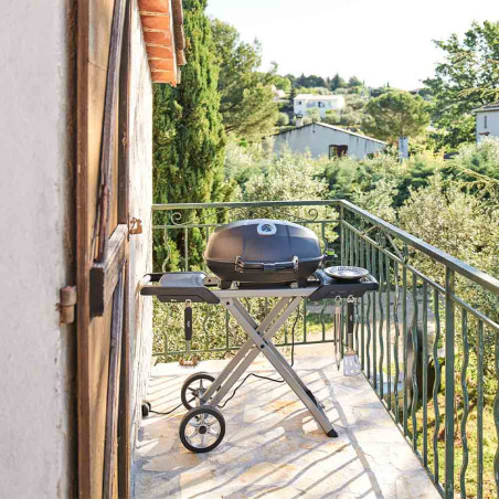 Barbecue électrique Napoléon Travel Q PRO 285 EX sur chariot exposé sur un balcon