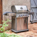 barbecue gaz Rogue 425 RSIB Inox Napoléon sur une terrasse