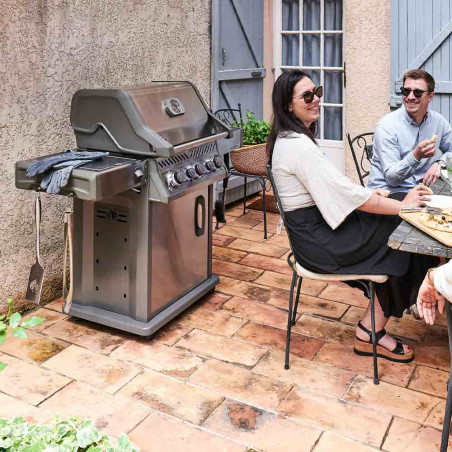 Préparation du repas sur le barbecue gaz Rogue 425 RSIB Inox Napoléon