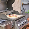 Cuisson d'une pizza sur le barbecue gaz Rogue 425 RSIB Inox Napoléon