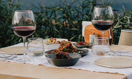 2 verres de vin rouge sur une table 