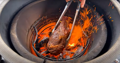 Côte boeuf déposée sur les braises du kamado