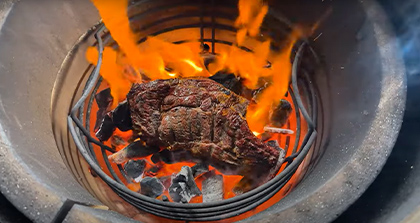 Côte de boeuf au kamado en cuisson Caveman