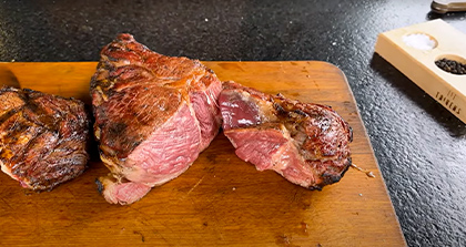 Découpe de la côte de boeuf cuisinée au kamado