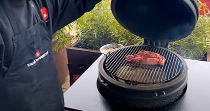 Fumage à chaud de la côte de boeuf au kamado